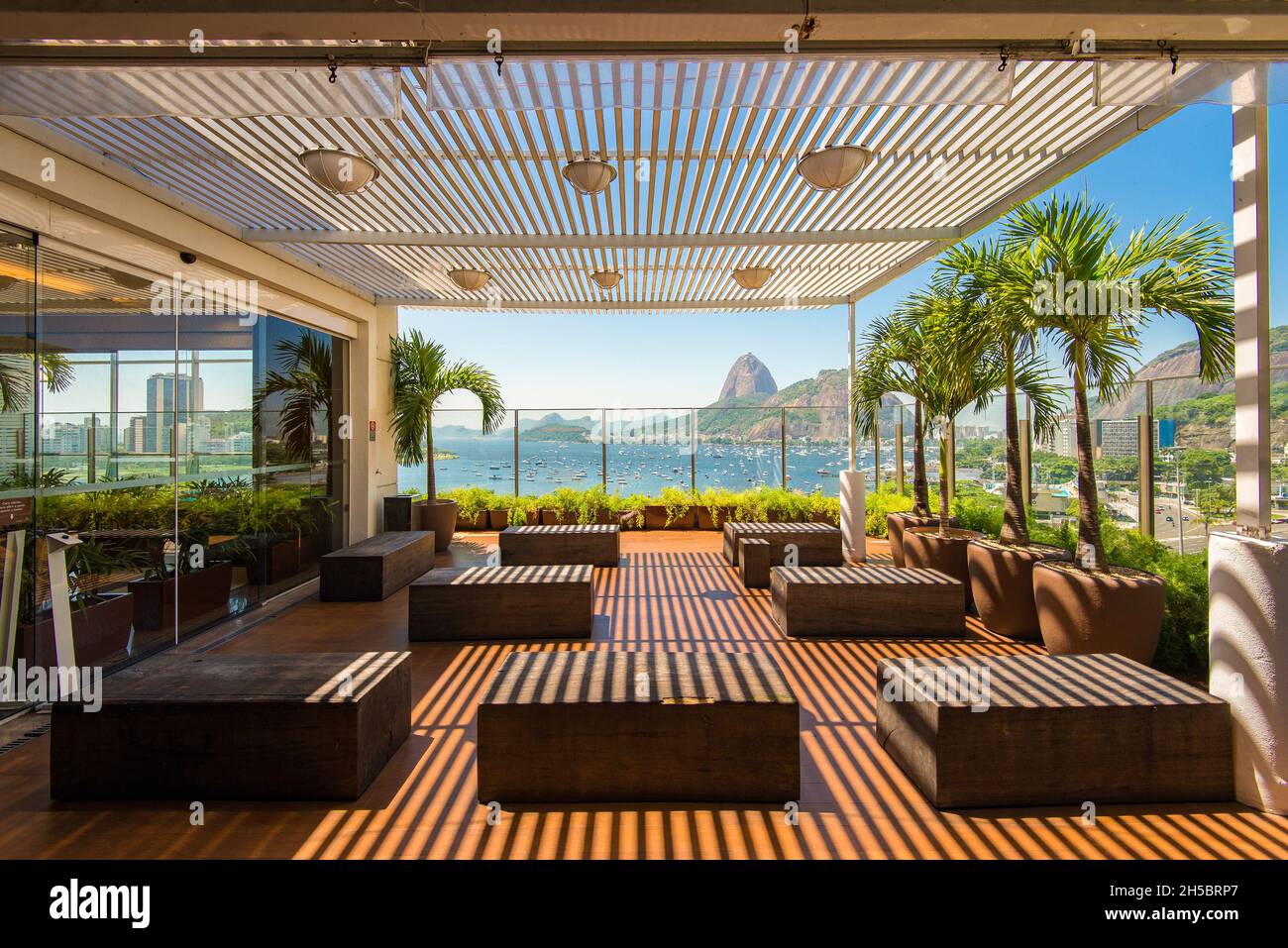Rio de Janeiro, Brésil - 12 mars 2018 : cette magnifique terrasse est située au 8ème étage du centre commercial Praia Botafogo de Rio de Janeiro. Banque D'Images