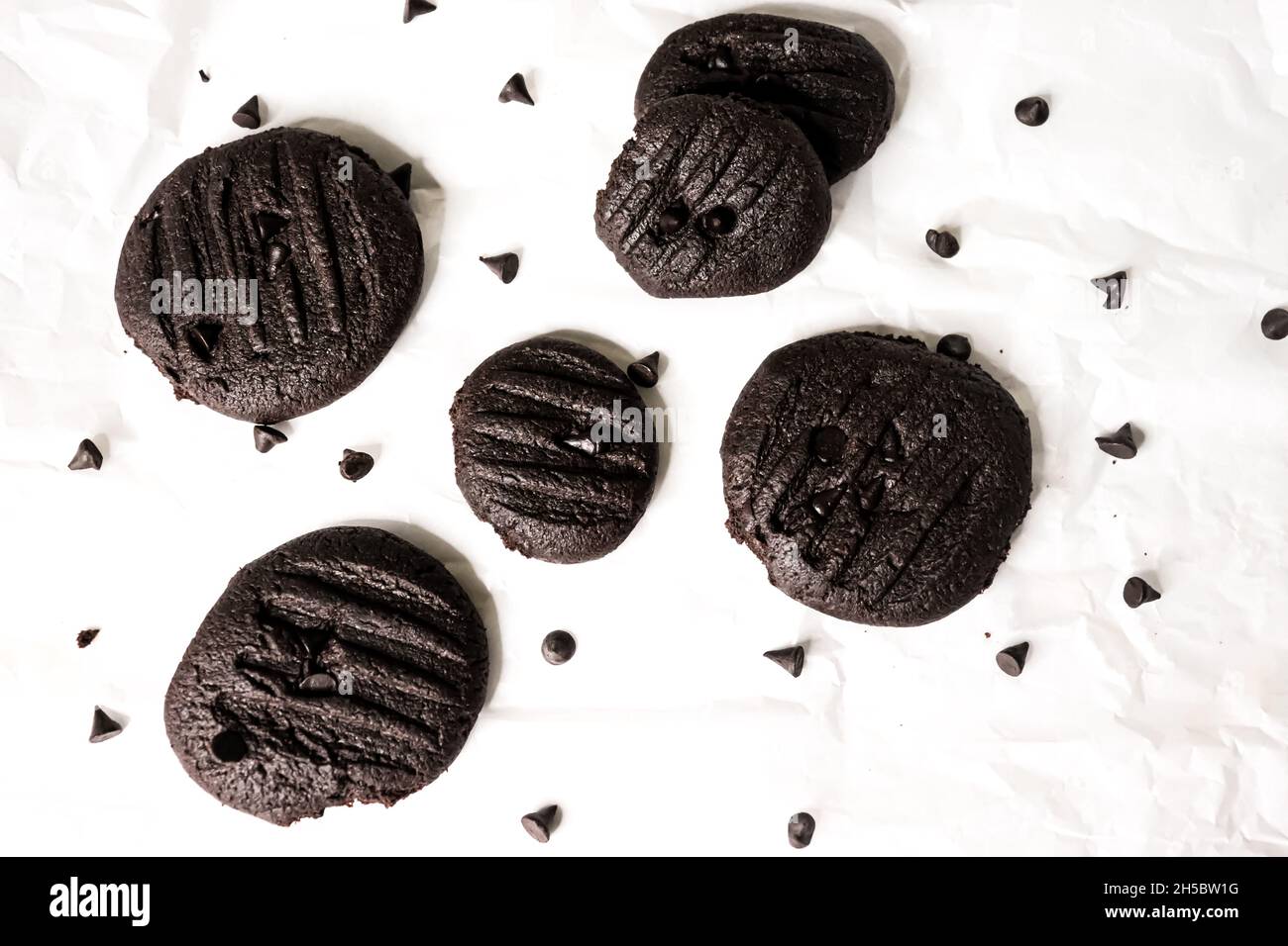 Biscuits au chocolat noir doux brownie isolés sur blanc. Biscuits aux pépites de chocolat isolés sur fond blanc avec passe-cheveux. Banque D'Images