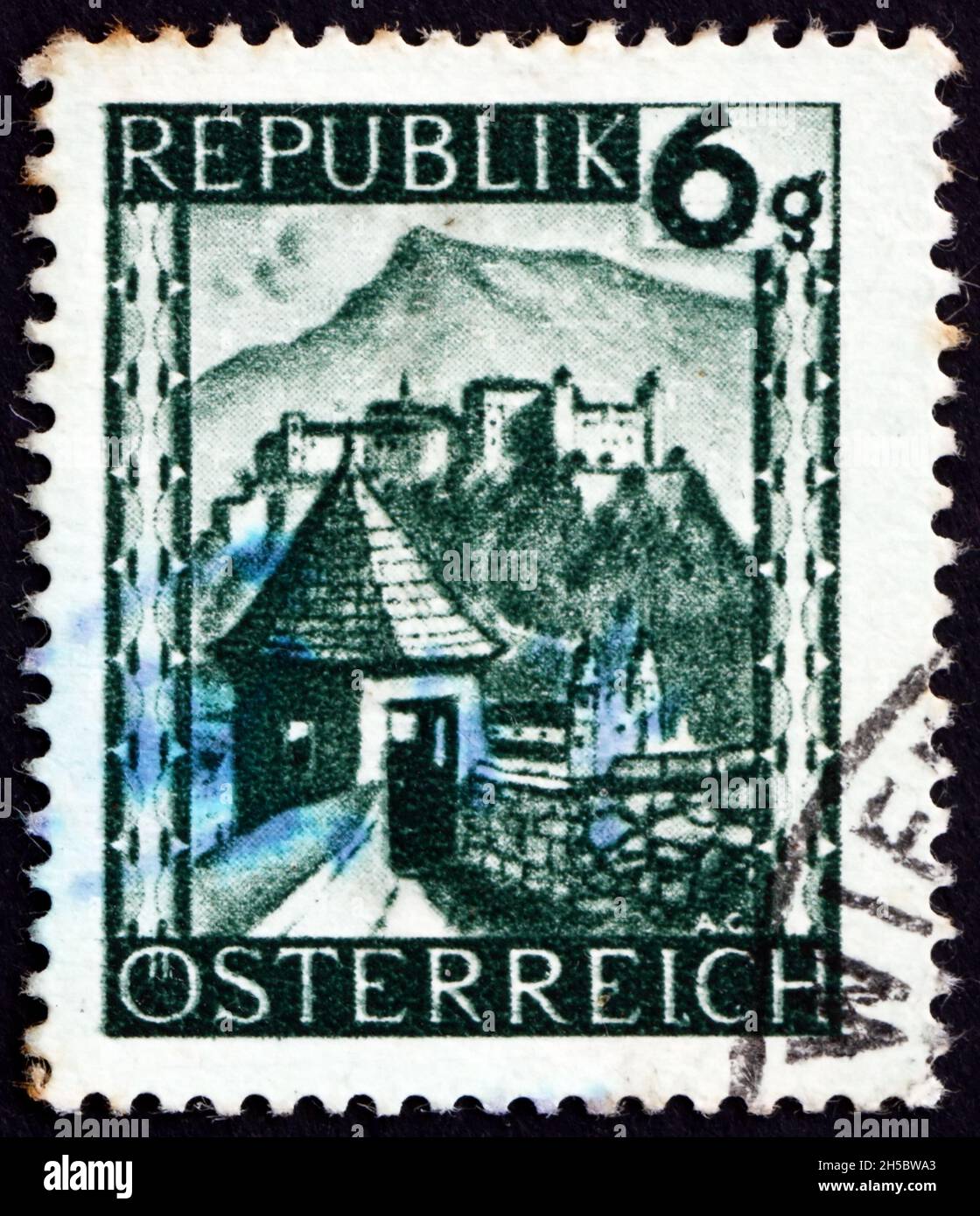AUTRICHE - VERS 1945: Un timbre imprimé en Autriche montre Hohensalzburg, province de Salzbourg, vers 1945 Banque D'Images AUTRICHE - VERS 1945: Un timbre imprimé en Autriche montre Hohensalzburg, province de Salzbourg, vers 1945 Banque D'Images