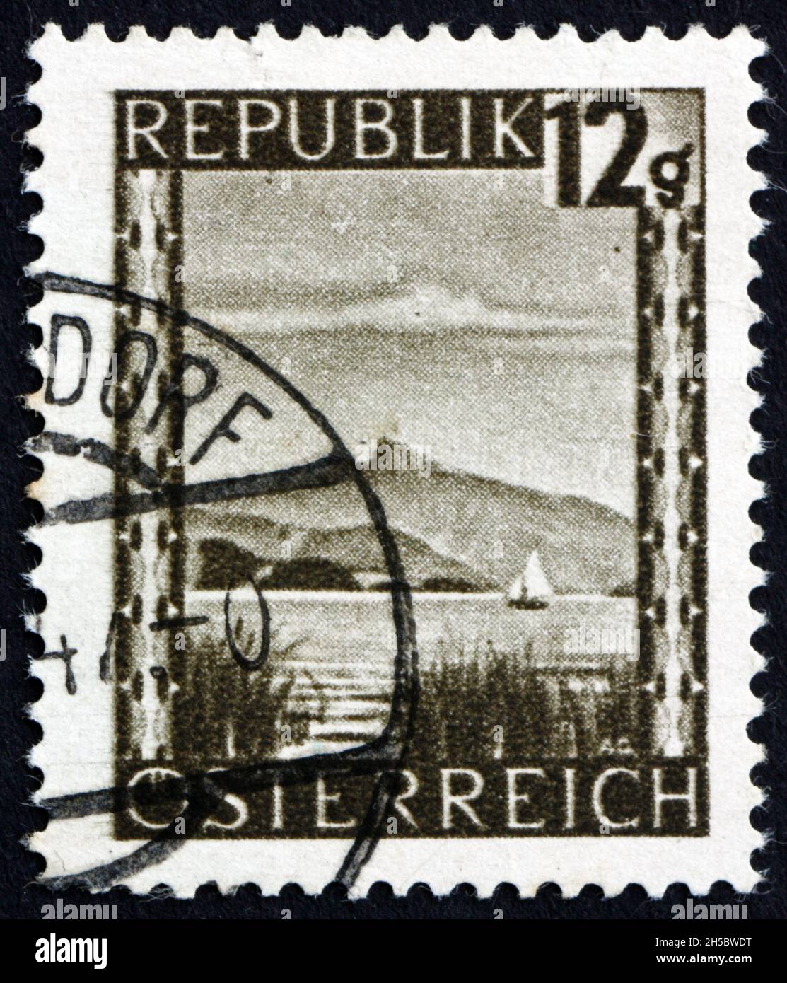 AUTRICHE - VERS 1945: Un timbre imprimé en Autriche montre Wolfgang See, près de Salzbourg, vers 1945 Banque D'Images