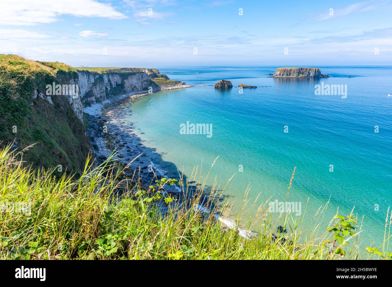 Royaume-Uni, Irlande du Nord, côte près du pont de corde de Carrick-a-Rede Banque D'Images