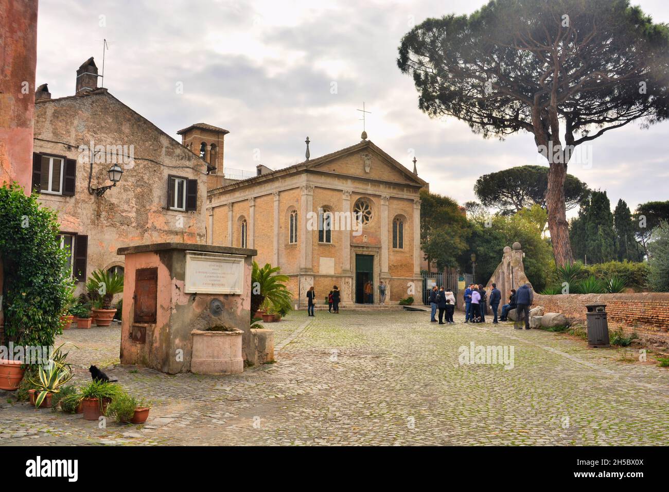 Ostia Antica,Rome,Lazio,Italie-Piazza e Chiesa di S.Aurea-à côté du château de Julius II se trouve le village Renaissance d'Ostia Antica. Banque D'Images Ostia Antica,Rome,Lazio,Italie-Piazza e Chiesa di S.Aurea-à côté du château de Julius II se trouve le village Renaissance d'Ostia Antica. Banque D'Images