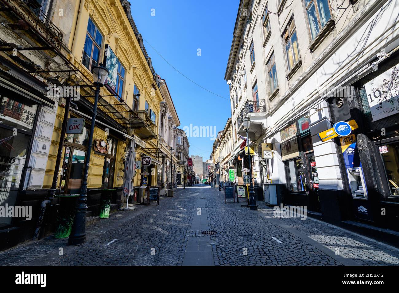 Bucarest, Roumanie - 27 mars 2021 : vieux bâtiments dans le centre historique en une journée ensoleillée de printemps Banque D'Images