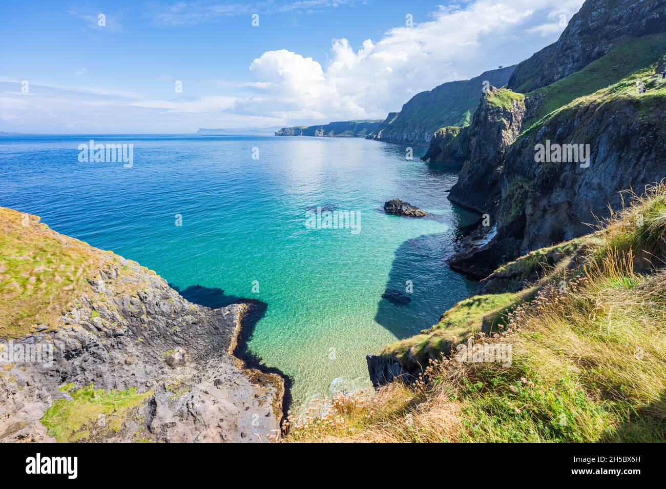 Royaume-Uni, Irlande du Nord, côte près du pont de corde de Carrick-a-Rede Banque D'Images