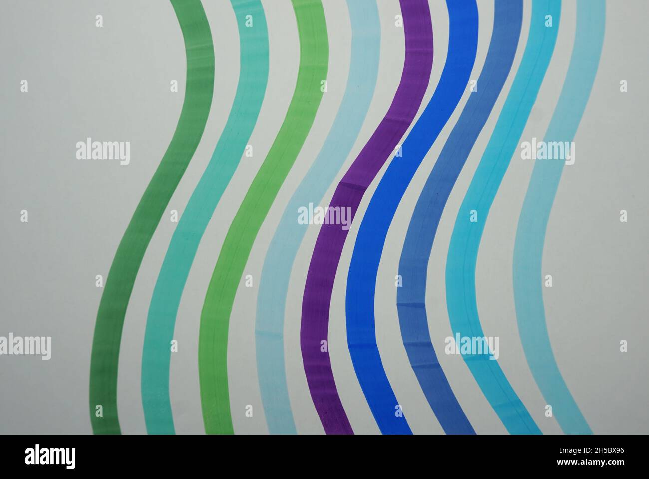 Entraînez-vous à dessiner des lignes colorées avec un marqueur colique , des courbes, des lignes droites Banque D'Images