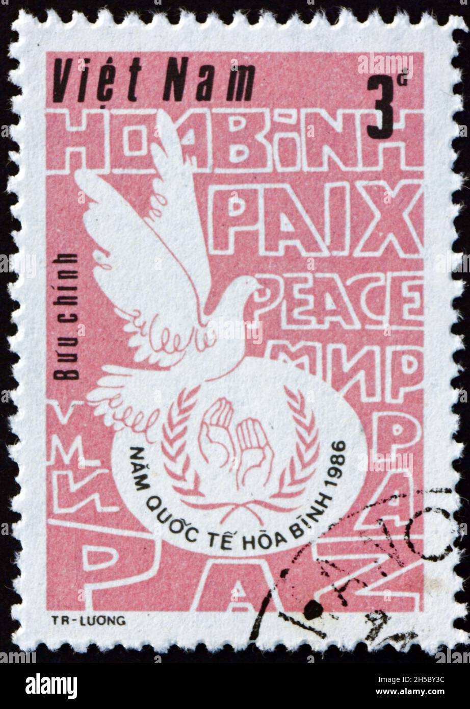 VIETNAM - VERS 1986 : un timbre imprimé au Vietnam consacré à l'année internationale de la paix montre une colombe, vers 1986 Banque D'Images