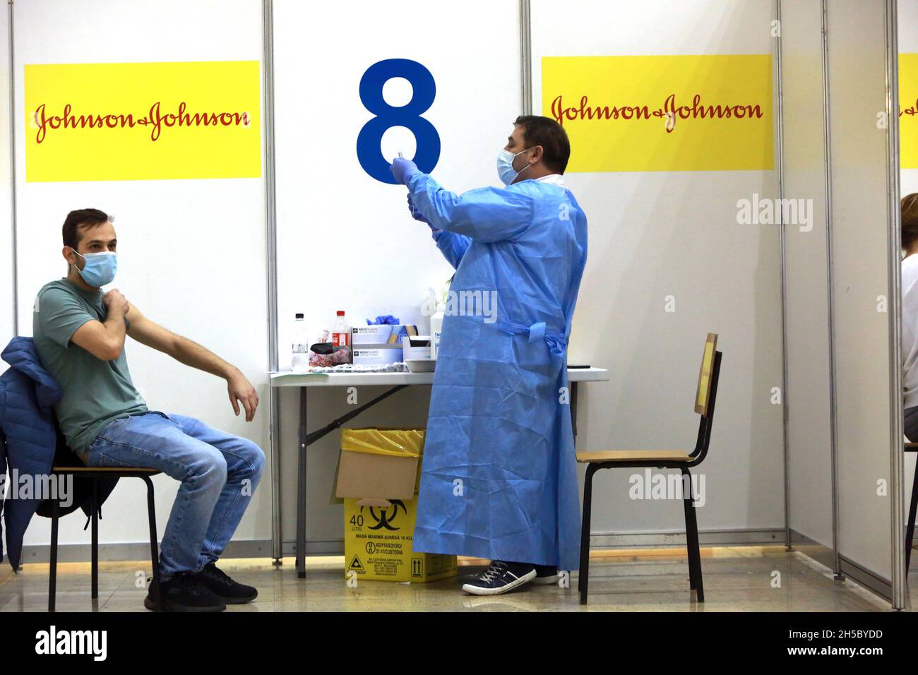 BUCAREST, ROUMANIE - 23 octobre 2021 : un travailleur médical administre une dose du vaccin COVID – 19 à l'homme pendant le marathon de vaccination de Bucarest à la Bibliothèque nationale. Banque D'Images