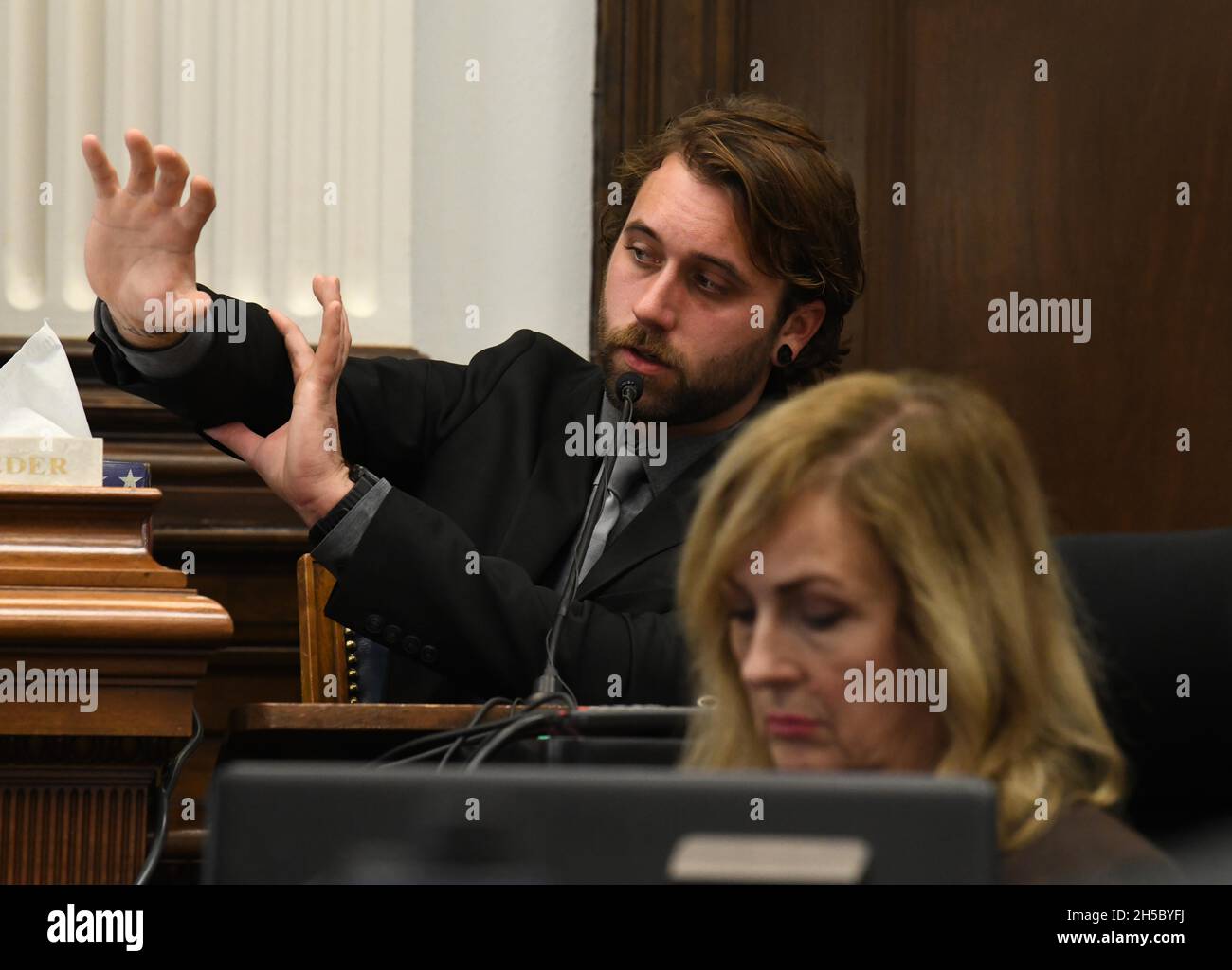 Kenosha, Wisconsin, États-Unis.8 novembre 2021.GAIGE GROSSKREUTZ témoigne de blessures permanentes au bras et à la main droit alors qu'il témoigne d'être abattu dans le biceps droit pendant le procès de Kyle Rittenhouse à Kenosha (Wisconsin) circuit court lundi 8 novembre 2021.La vidéo de la fusillade a été montrée sur les moniteurs de salle d'audience.Rittenhouse fait face à sept accusations, y compris un chef d'accusation pour homicide intentionnel au premier degré, homicide inconsidéré au premier degré et tentative d'homicide intentionnel au premier degré.Rittenhouse, puis 17 ans, a tiré trois personnes, dont deux fatalement pendant les troubles qui ont suivi le SH Banque D'Images