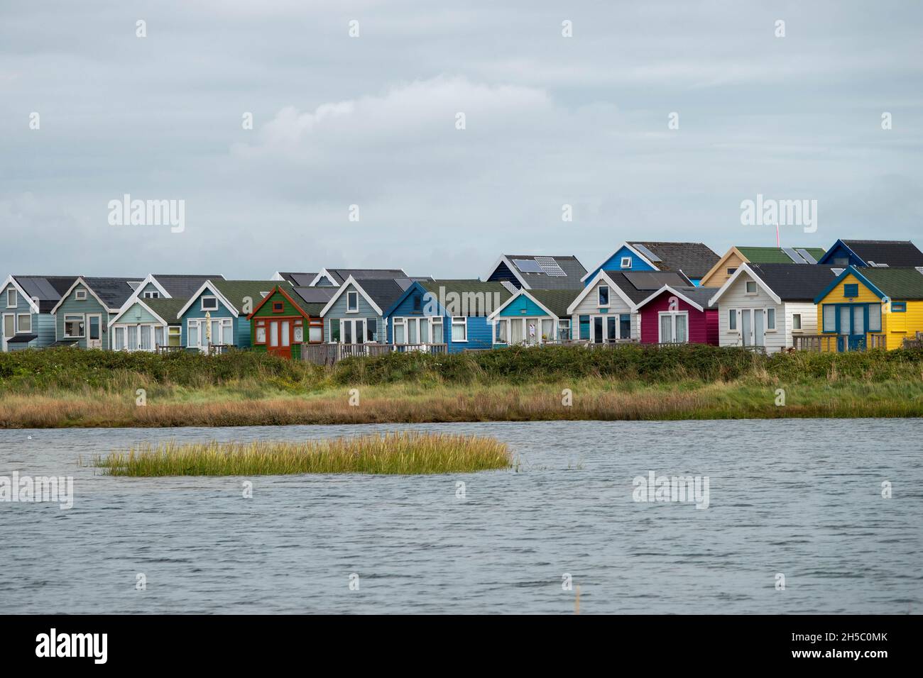 Cabines de plage sur Mudeford Spit Dorset Angleterre Banque D'Images