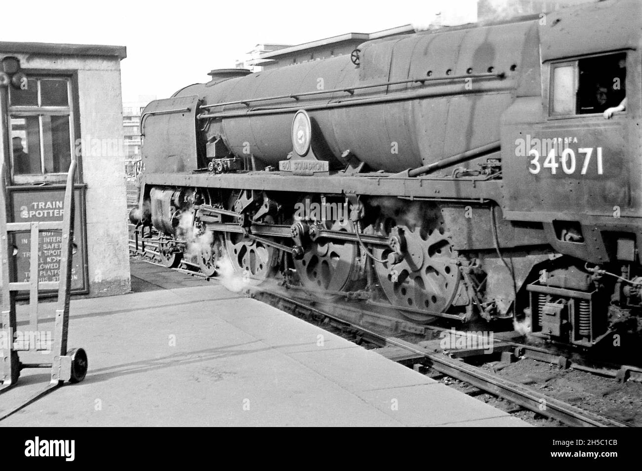 La locomotive de classe Battle of Britain sort de la gare de Waterloo Banque D'Images