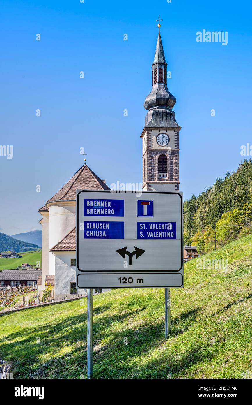 Panneau de signalisation allemand et italien bilingue à Saint-Pierre, vallée de Funes, Tyrol du Sud, Italie Banque D'Images