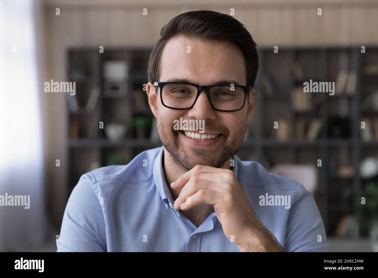Portrait de sourire joyeux et intelligent jeune homme d'affaires en lunettes. Banque D'Images