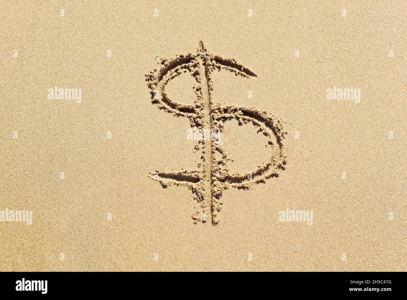 Dollar dans le sable.Concept de vacances cher. Banque D'Images