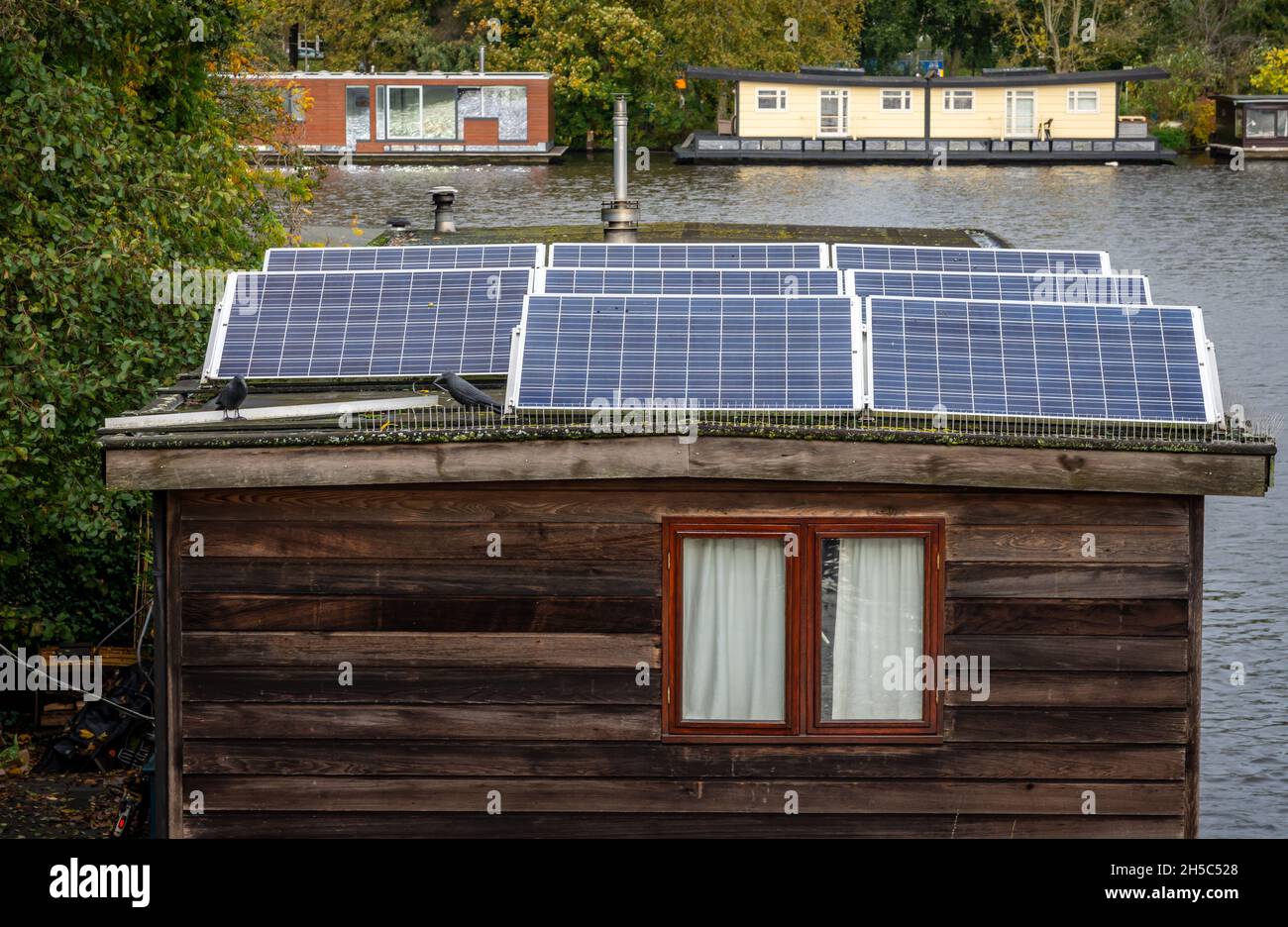 Panneaux solaires sur le toit de la péniche hollandaise Banque D'Images