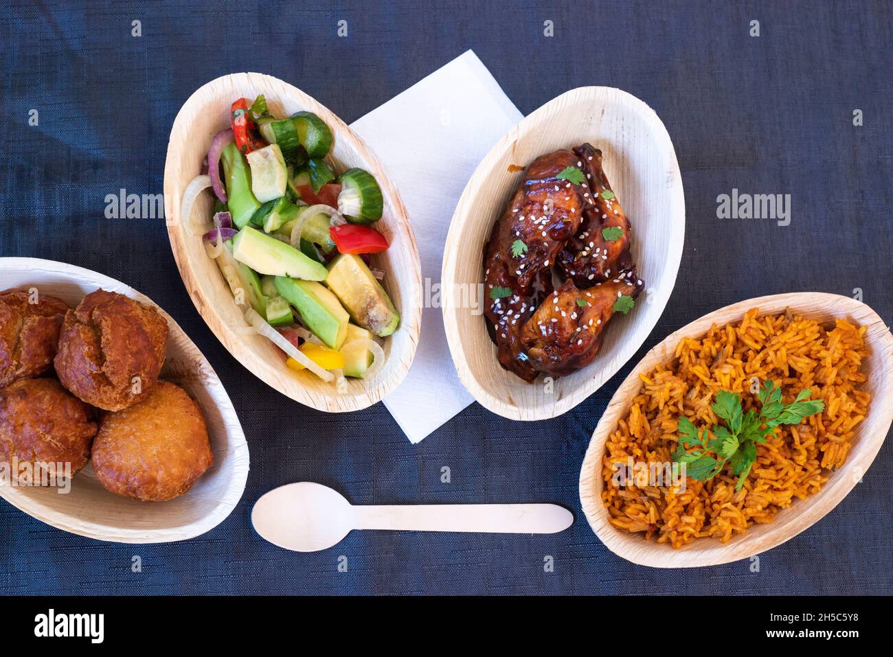 Sheffield Royaume-Uni – 08 mai 2018 : feuilletés alimentaires de rue africains, riz épicé, poulet et salade de Bless One’s Kitchen Banque D'Images
