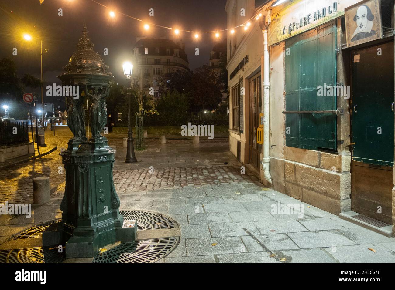 Une Fontaine Wallace à l'extérieur de la Shakespeare and Company fondée par George Whitman située sur la rive gauche à Paris, France Banque D'Images