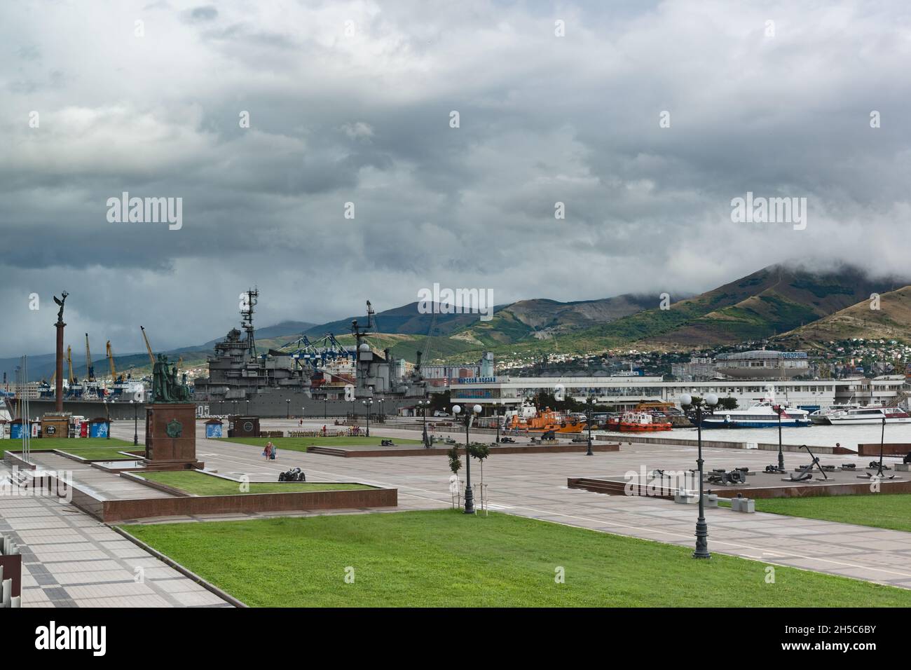Novorossiysk, Russie, 13 août 2021 : vue sur la place du Forum, le port maritime et le musée du navire Mikhail Kutuzov depuis la ville.Sud de la ville on Banque D'Images