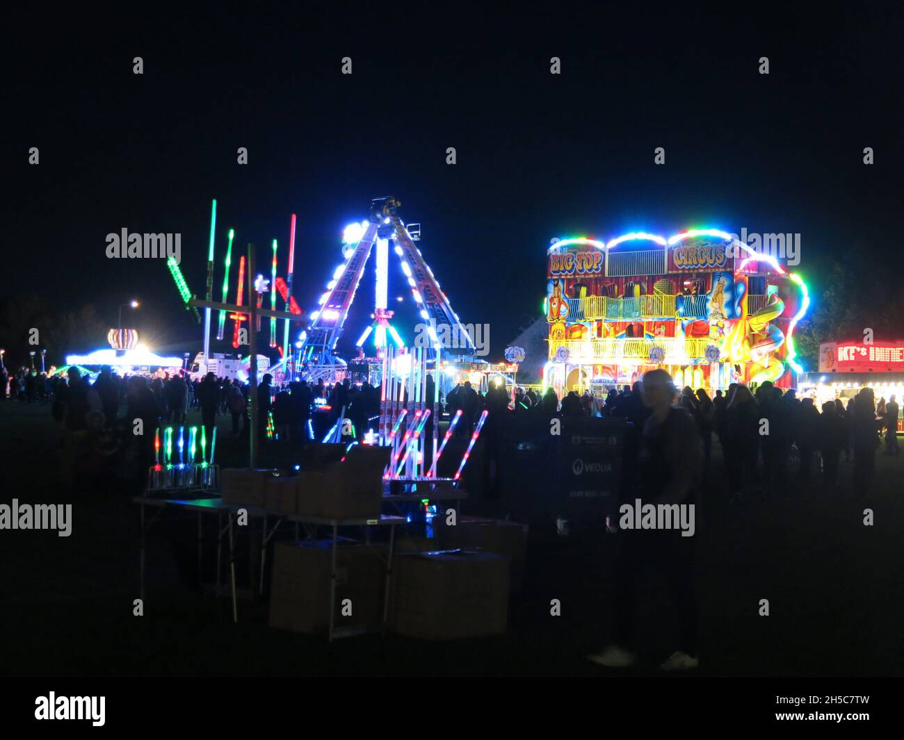 Bonfire Night 2021 : expositions illuminées, incluant une promenade au vortex, avec des foules de personnes qui apprécient le divertissement de nuit. Banque D'Images