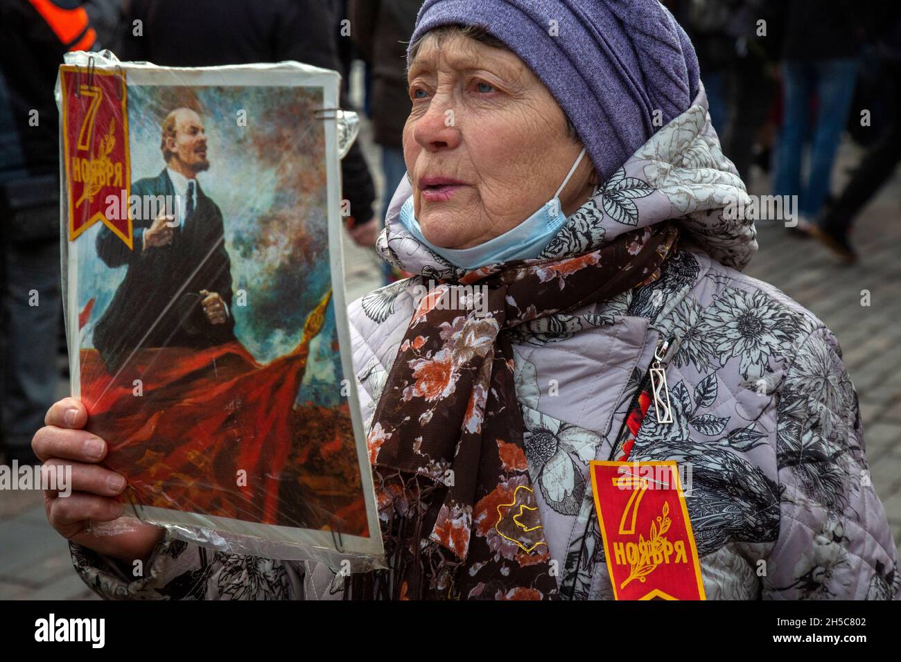 Moscou, Russie.7 novembre 2021, un partisan du parti communiste porte le portrait du fondateur soviétique Vladimir Lénine, alors qu'elle marche vers le tombeau de Lénine lors d'une manifestation marquant le 104e anniversaire de la révolution bolchevique de 1917 sur la place Rouge, à Moscou, en Russie Banque D'Images