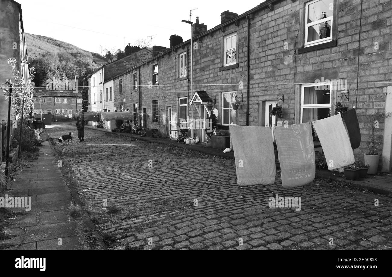 Lavage en ligne de l'autre côté de la rue à Market Street, Todmorden, West Yorkshire, Britain, Royaume-Uni Banque D'Images