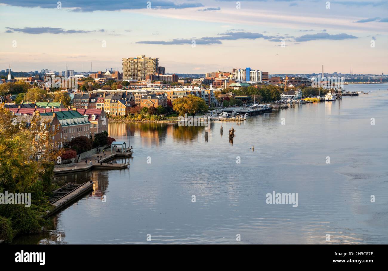 Vue panoramique sur la ville historique d'Alexandrie et la propriété en bord de mer le long du fleuve Potomac, dans le nord de la Virginie Banque D'Images