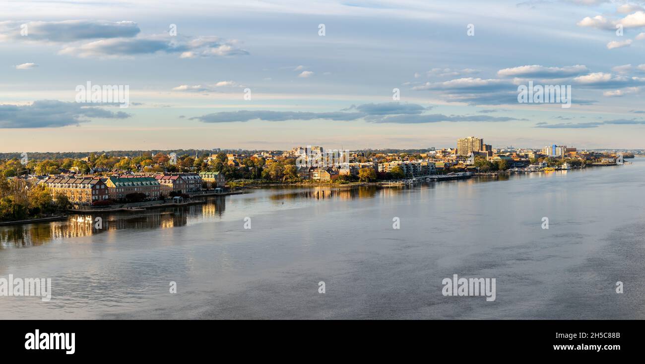 Vue panoramique sur la ville historique d'Alexandrie et la propriété en bord de mer le long du fleuve Potomac, dans le nord de la Virginie Banque D'Images