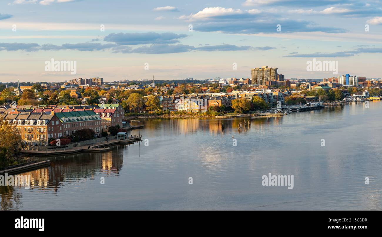 Vue panoramique sur la ville historique d'Alexandrie et la propriété en bord de mer le long du fleuve Potomac, dans le nord de la Virginie Banque D'Images