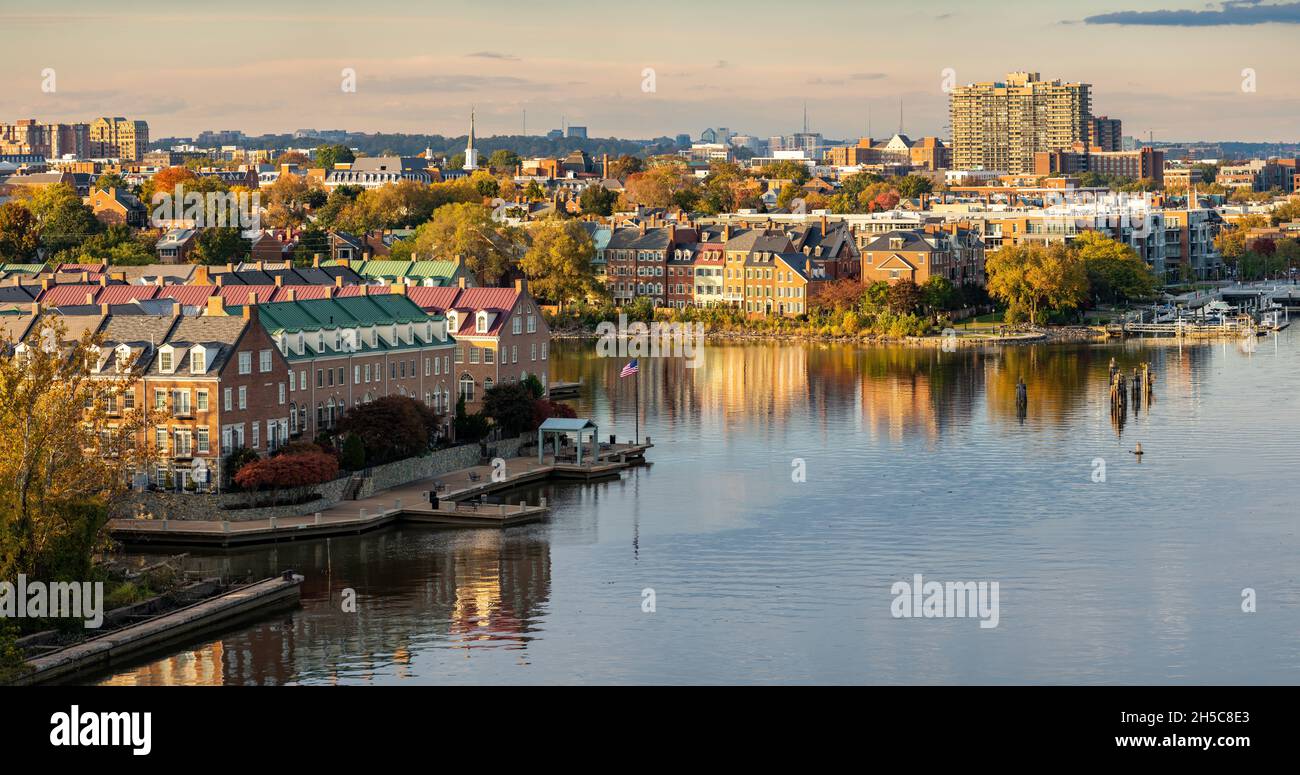 Maisons de ville modernes dans la ville historique d'Alexandrie et la propriété en bord de mer le long de la rivière Potomac dans le nord de la Virginie Banque D'Images