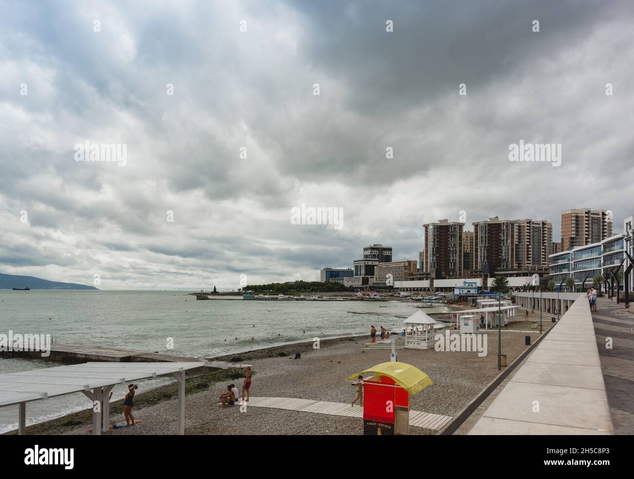 Novorossiysk, Russie, le 13 août 2021 : la plage et le remblai du général Serebryakov près du centre commercial de la ville du sud sur un d ciel nuageux Banque D'Images