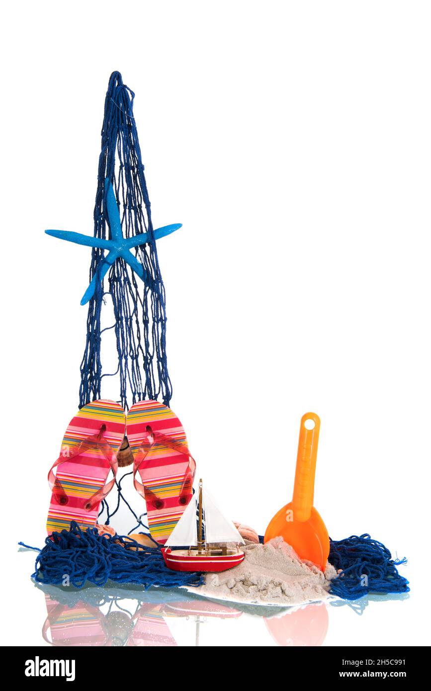 Filet de pêche avec jouets et poissons étoiles à la plage Banque D'Images