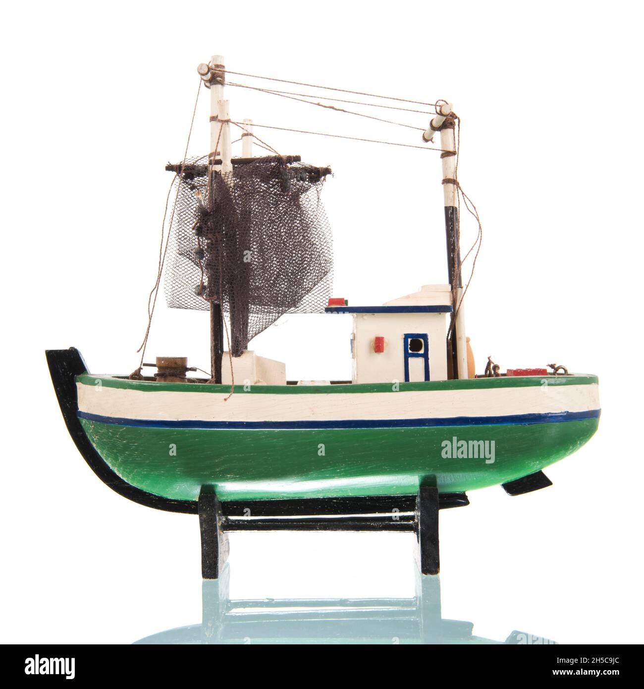 Chalutier de pêche miniature vert isolé sur fond blanc Banque D'Images