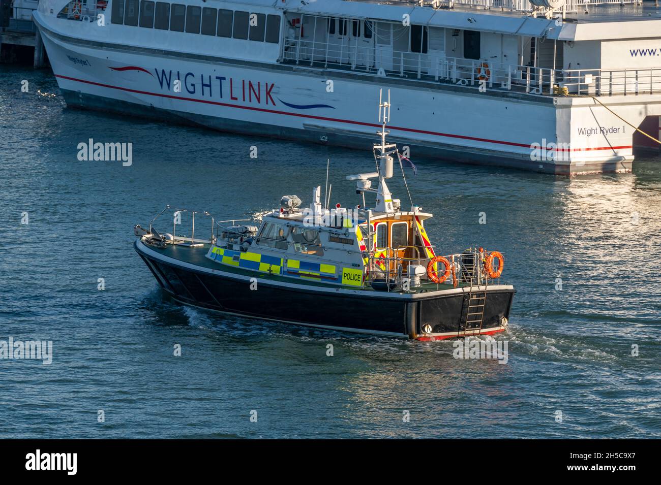 la police maritime lance en passant par un ferry de l'île de wight dans le port de portsmouth, la police sur un bateau, la section maritime de la police, la police maritime Banque D'Images