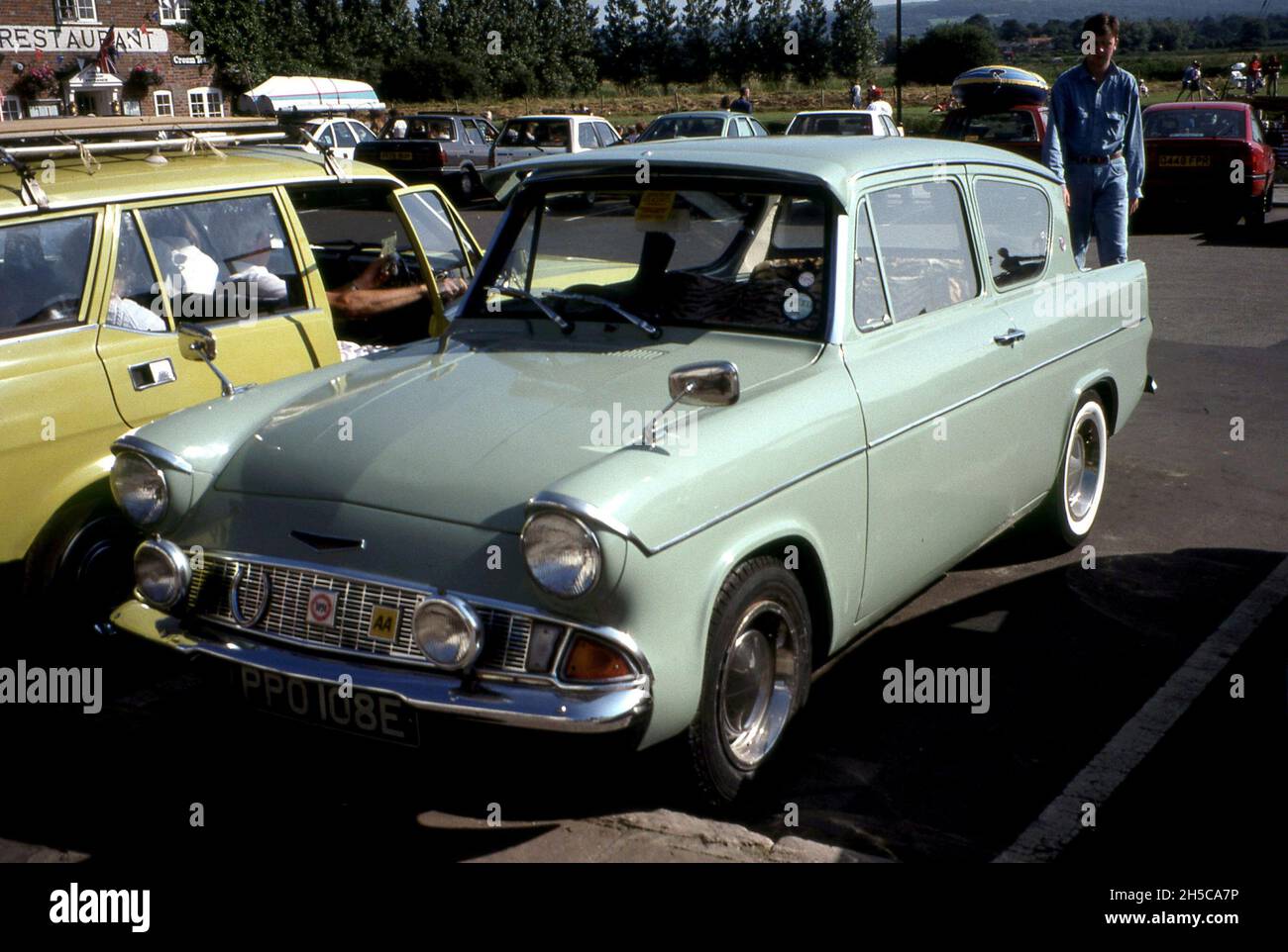 Vert classique Ford Anglia avec modification de roue de secours externe vu au Royaume-Uni en 1981 photo par Tony Henshaw Archive Banque D'Images