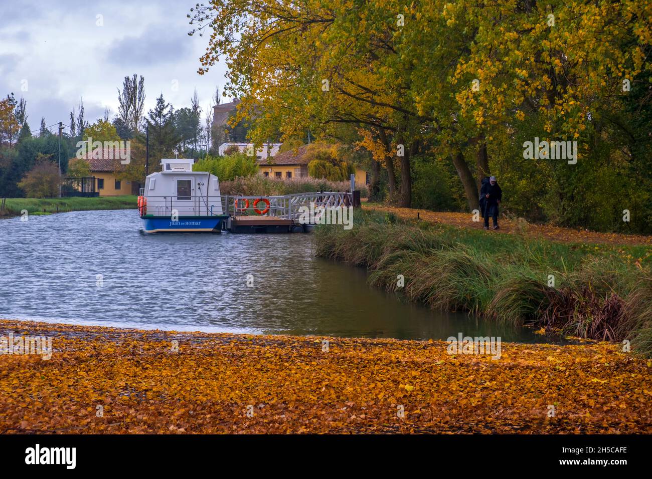 Les pèlerins longent le canal de Castilla - Fromista, Castille et Leon, Espagne Banque D'Images