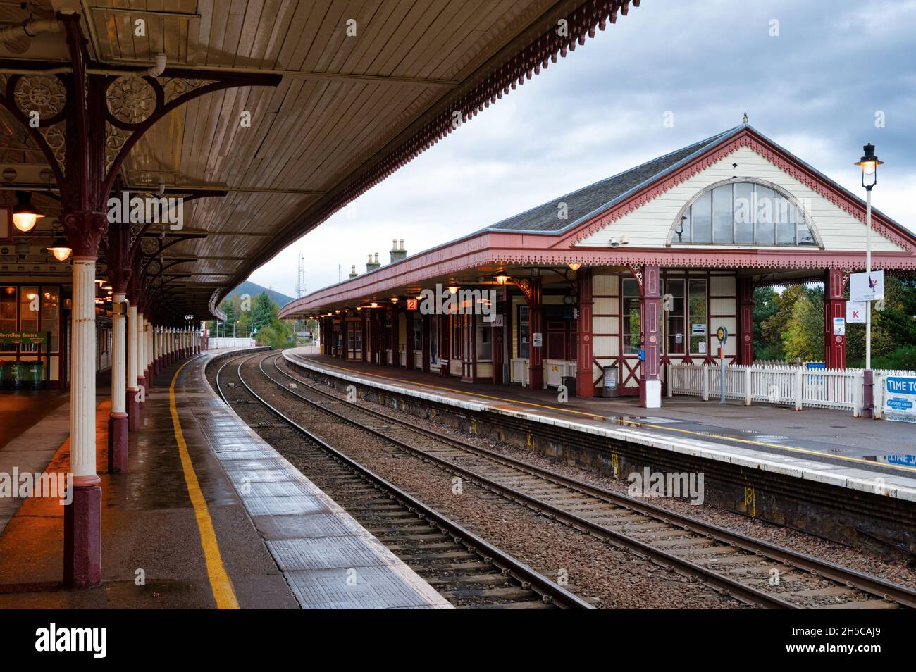 Aviemore, Écosse - 18 octobre 2021 : le panneau pour la gare d'Aviemore. Banque D'Images