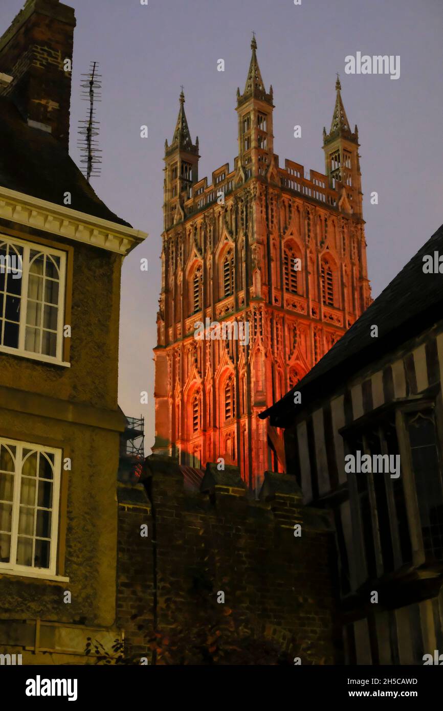 Gloucester, Royaume-Uni.8th novembre 2021.La tour de la cathédrale de Gloucester a été illuminée de feux rouges comme un acte de souvenir.La tour du 15th siècle est un point central pour les gens de se souvenir de ceux qui ont donné leur vie dans les conflits précédents.La tour des cours Banque D'Images