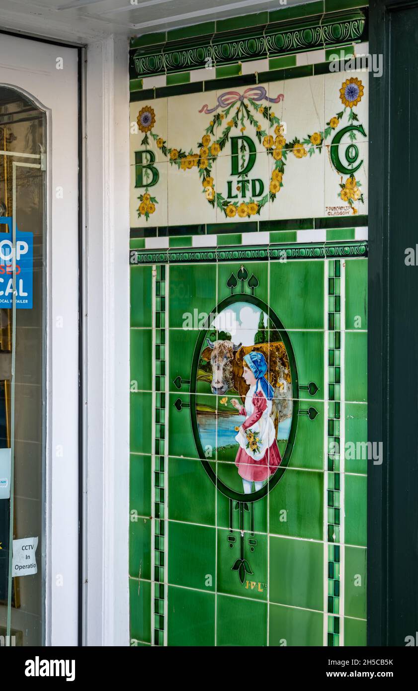 Carreaux colorés de Buttercup Dairy à l'ancienne à l'entrée du magasin, Dunbar High Street, East Lothian, Écosse, Royaume-Uni Banque D'Images