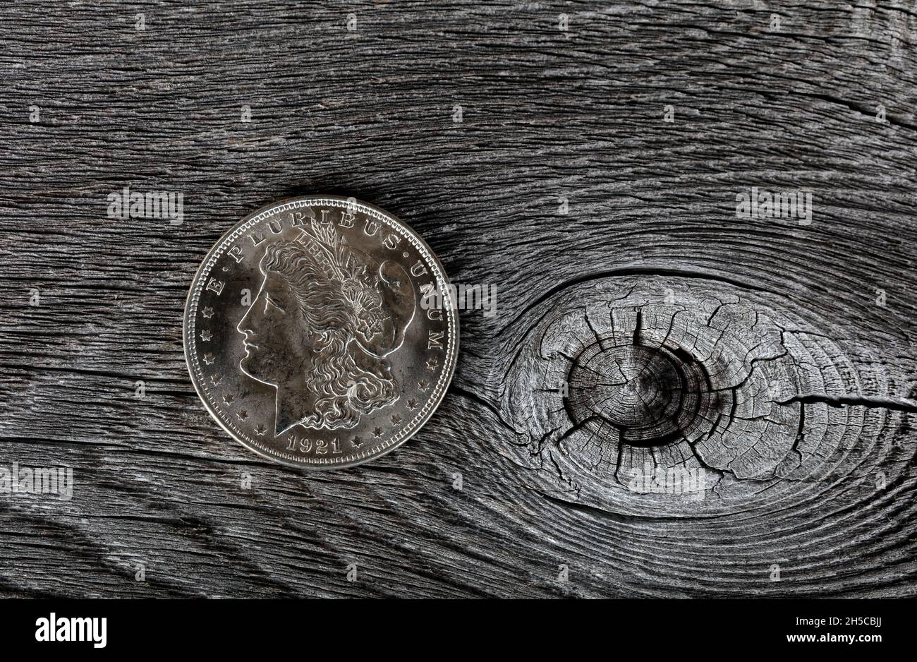 1921 vintage argent Morgan dollar pour l'année dernière minted sur fond de bois vieilli Banque D'Images