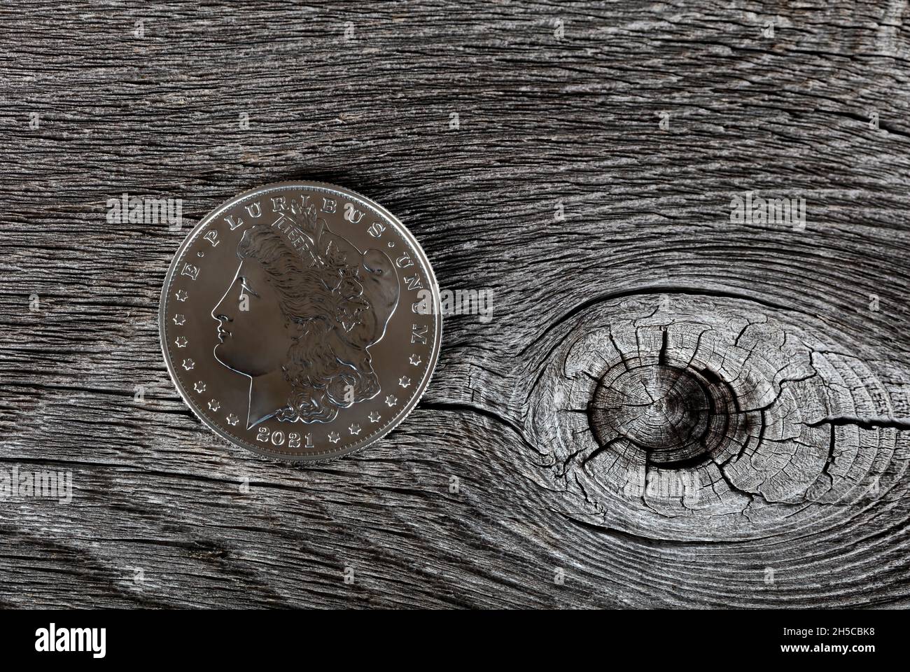 2021 argent Morgan dollar pour le centième anniversaire sur fond de bois vintage Banque D'Images