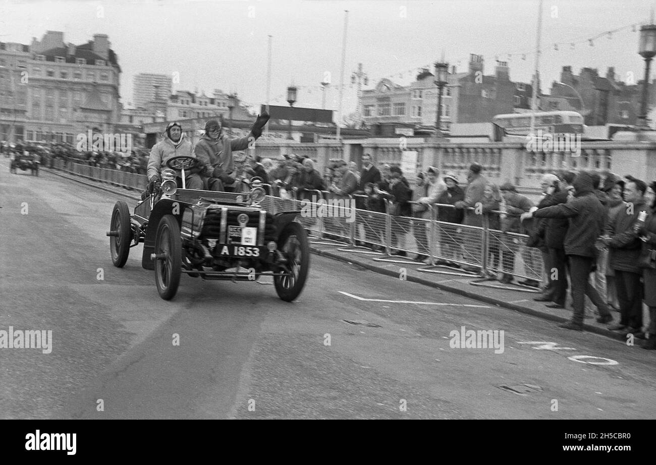 Les années 1980, historiques, les spectateurs regardent une voiture de vétéran - plaque d'immatriculation A 1853 - à la fin de la célèbre course de London à Brighton Veteran car, Brighton, W. Sussex, Angleterre, Royaume-Uni,le plus long événement automobile au monde, le premier édition ayant eu lieu en 1896.Pour pouvoir participer à l'événement, les voitures doivent avoir été construites avant 1905. Banque D'Images