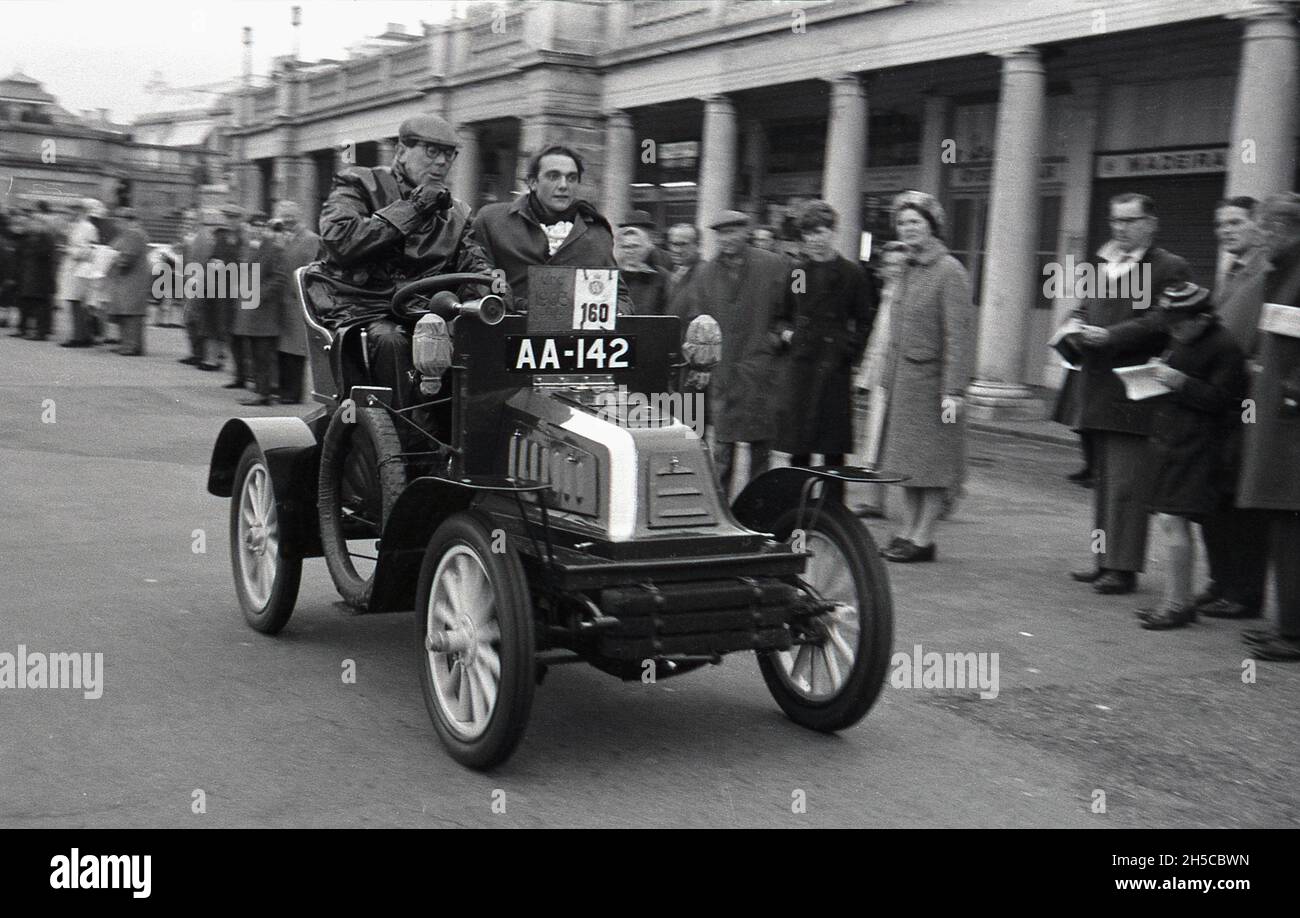 Années 1980, historique, une voiture de vétéran - plaque d'immatriculation AA-142- à la fin de Londres à Brighton Veteran car Run, Brighton, W. Sussex, Angleterre, Royaume-Uni.C'est l'événement automobile le plus ancien au monde, le premier édition a eu lieu en 1896.Pour pouvoir participer, les voitures doivent avoir été construites avant 1905. Banque D'Images