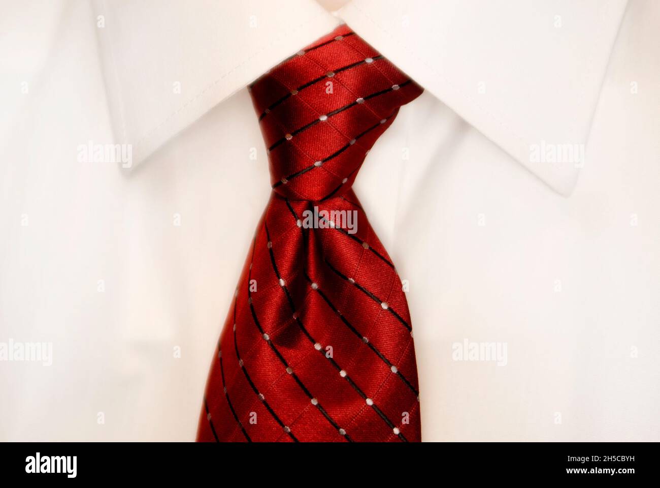 Chemise blanche et cravate rouge pour affaires ou classique Photo Stock -  Alamy