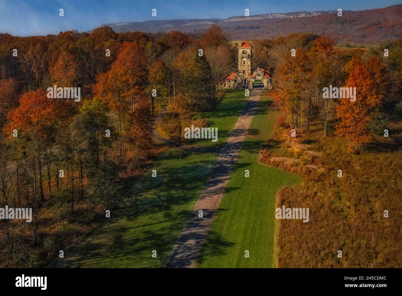 Mohonk Preserve Gatehouse - vue aérienne entourée par les couleurs chaudes et vives du feuillage d'automne qui font de cette région de New Paltz, New York un lieu populaire Banque D'Images