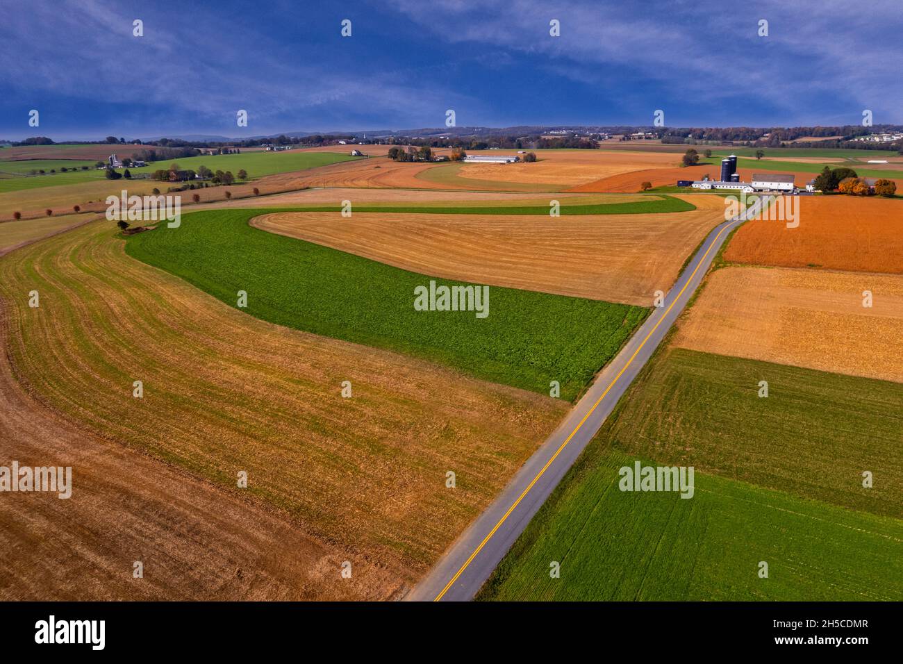 Lancaster Pennsylvania Aerial - vue sur les champs récemment récoltés depuis le dessus.Les magnifiques tons chauds du paysage montrent le design abstrait des terres agricoles pa Banque D'Images