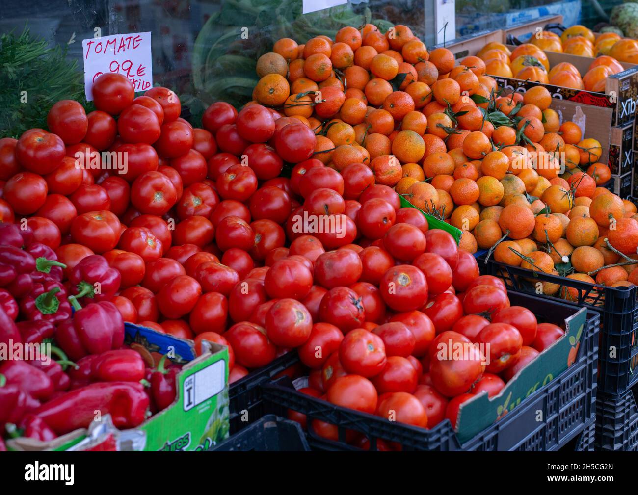Légumes et fruits frais biologiques sont sur le marché Banque D'Images