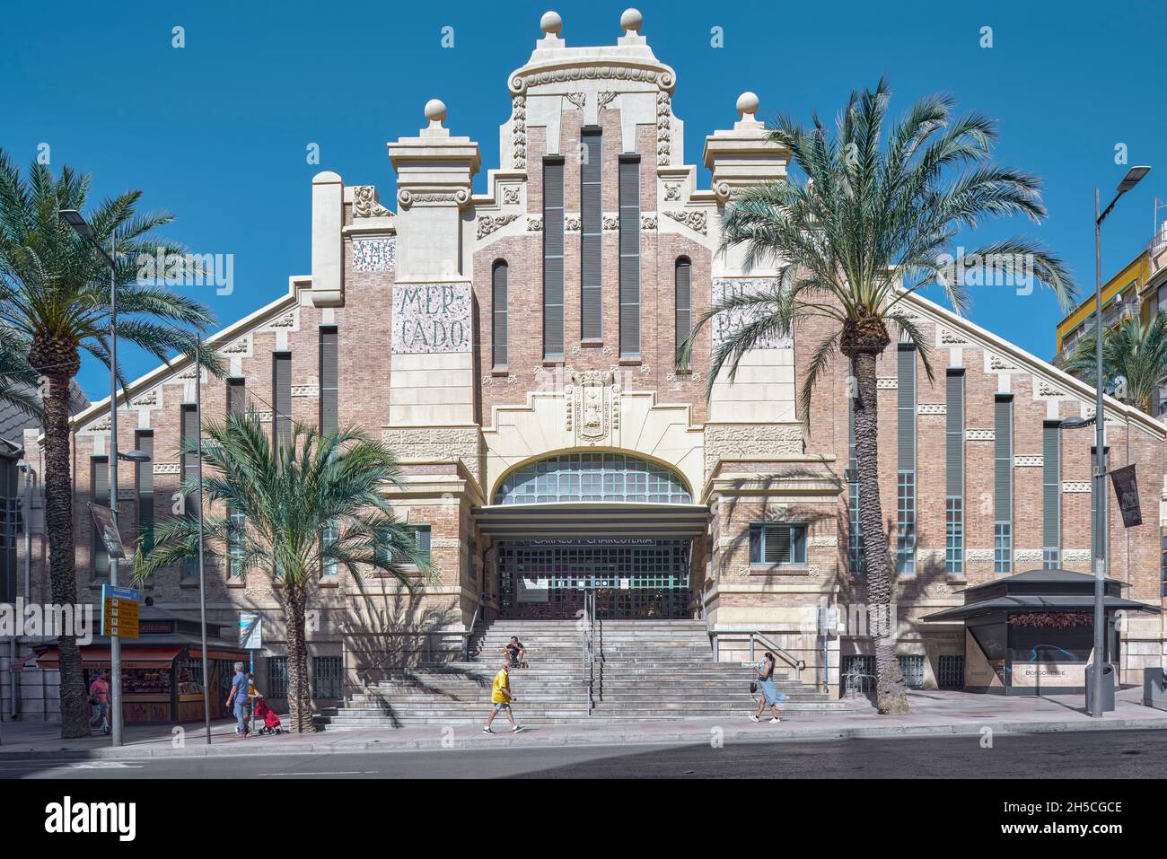 Façade extérieure principale du marché central, escalier d'entrée du Mercado Central d'Alicante, Espagne Banque D'Images