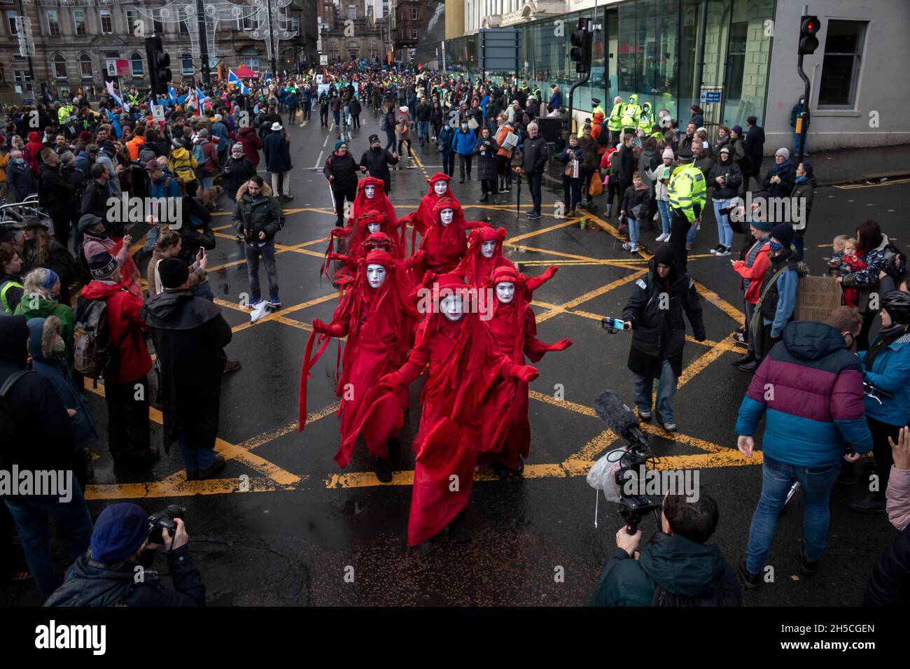 La Brigade de la rébellion Rouge une fusillade de la rébellion d'extinction sur la place George de Glasgow pour la Journée mondiale d'action pour la marche climatique.Au cours de la COP26 de l'ONU. Banque D'Images