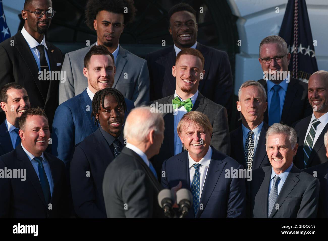 Le président Joe Biden s'entretient avec les joueurs et les entraîneurs lors d'un événement pour honorer les Milwaukee Bucks pour avoir remporté le championnat NBA 2021 sur la pelouse sud de la Maison Blanche le 8 novembre 2021 à Washington, DC.(Photo d'Oliver Contreras/SIPA USA) Banque D'Images