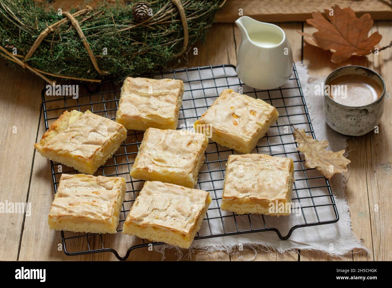 Tranches de tarte aux pommes avec meringue servies avec du café.Style rustique. Banque D'Images