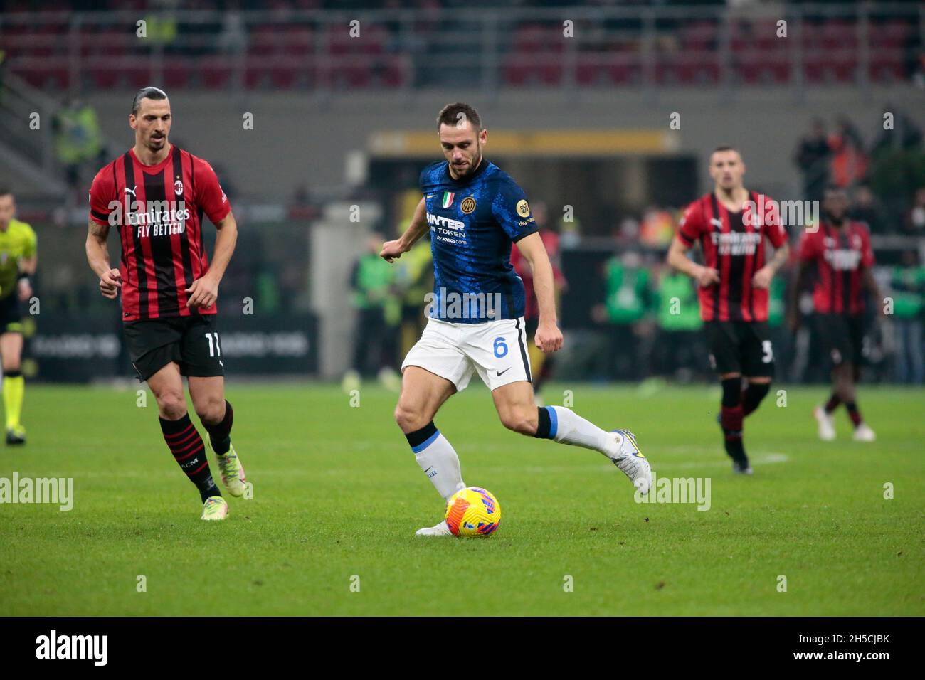 Milano, le 07 novembre 2021 Stefan de Vrij (FC Internazionale) pendant la série italienne Un match de football entre AC Milan et FC Internazionale sur Novemb Banque D'Images